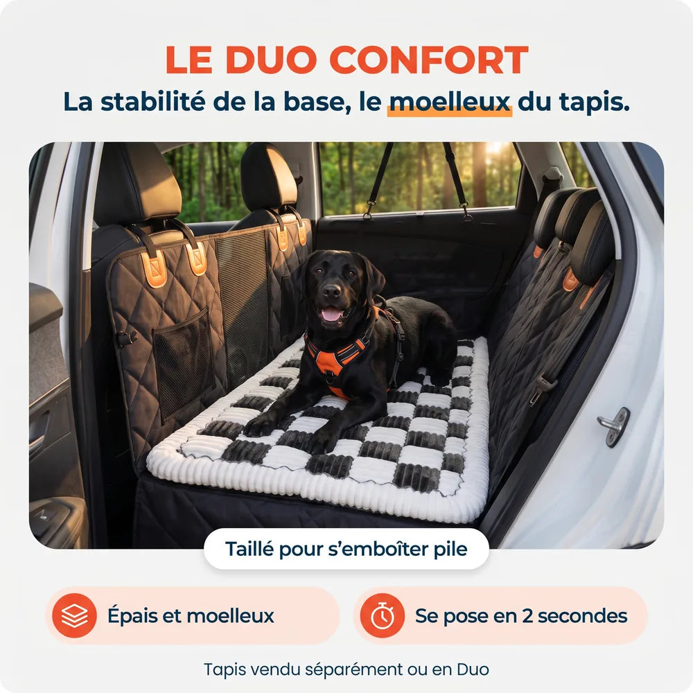 Labrador noir couché sur un tapis apaisant posé sur la housse à base rigide, à l'arrière de la voiture